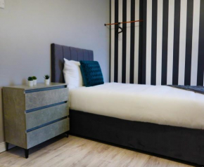 Broadway Belfast! Central Location! Sleeps 6!